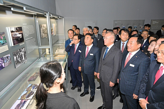 정의선(오른쪽 세번째) 현대자동차그룹 회장을 비롯한 주요 관계자들이 13일 울산 전기차 전용공장 기공식 맞아 진행되는 헤리티지 전시를 관람하고 있다. 현대차그룹 제공